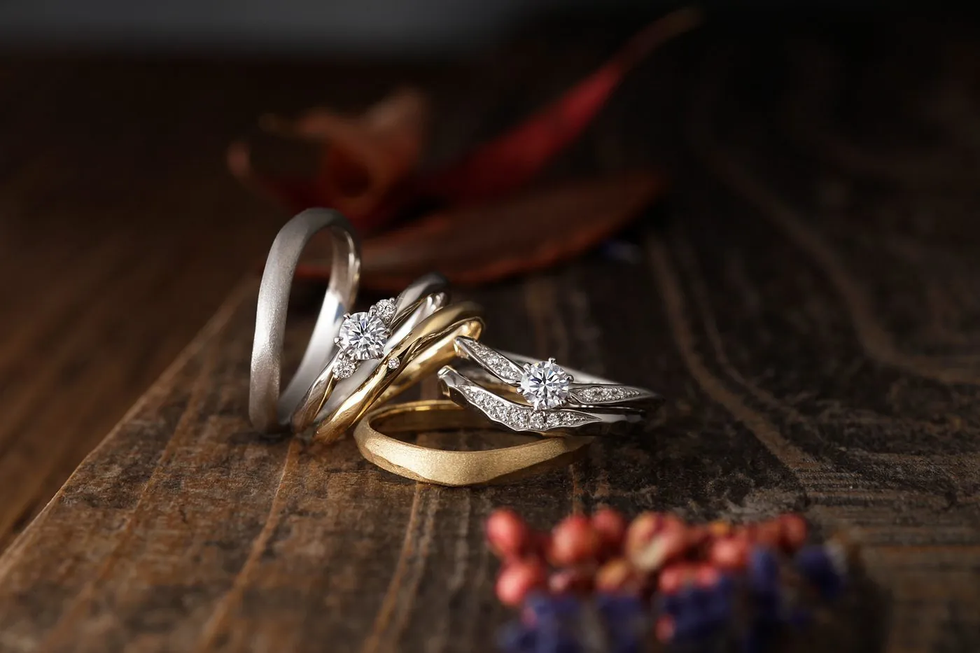 槌目の結婚指輪とは?光で表情を変える質感の魅力と選び方|BAUMコラム